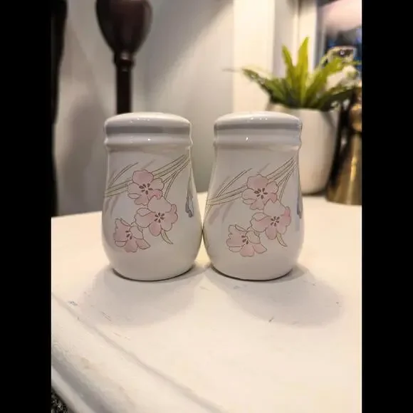 Vintage Gabriele Salt & Pepper Set By Studio Nova/Made In Thailand - Picture 1 of 3